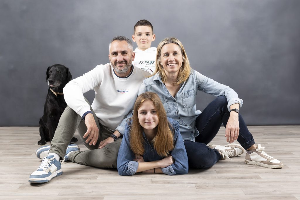 Shooting photo en famille à Montpellier en studio avec parents, enfants et chien, réalisé par Élodie Civiletti Photographie