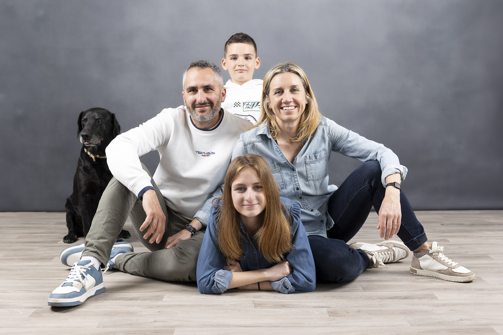 Shooting photo en famille à Montpellier en studio avec parents, enfants et chien, réalisé par Élodie Civiletti Photographie