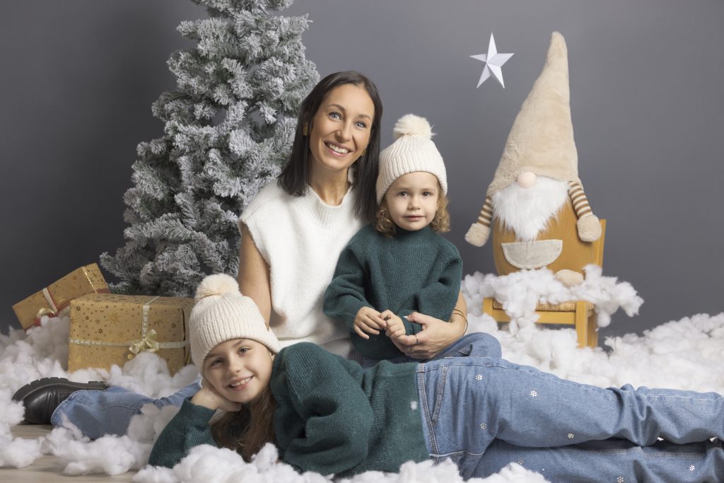Décor chaleureux pour séance photo de Noël à Montpellier Ouest : sapin enneigé, neige douce et ambiance familiale.