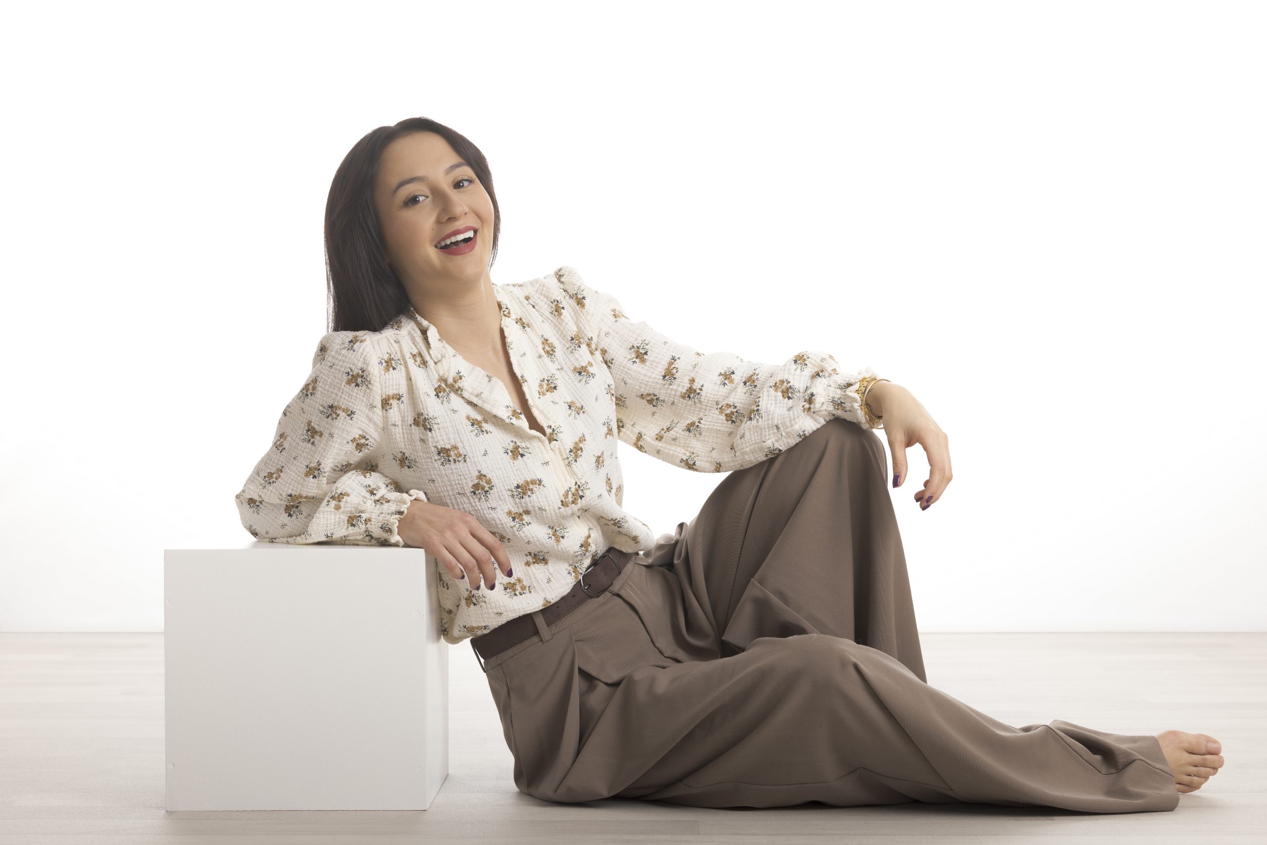 Portrait professionnelle en studio à Lavérune : une professionnelle du bien être souriante et posée, dans une posture naturelle qui inspire confiance.